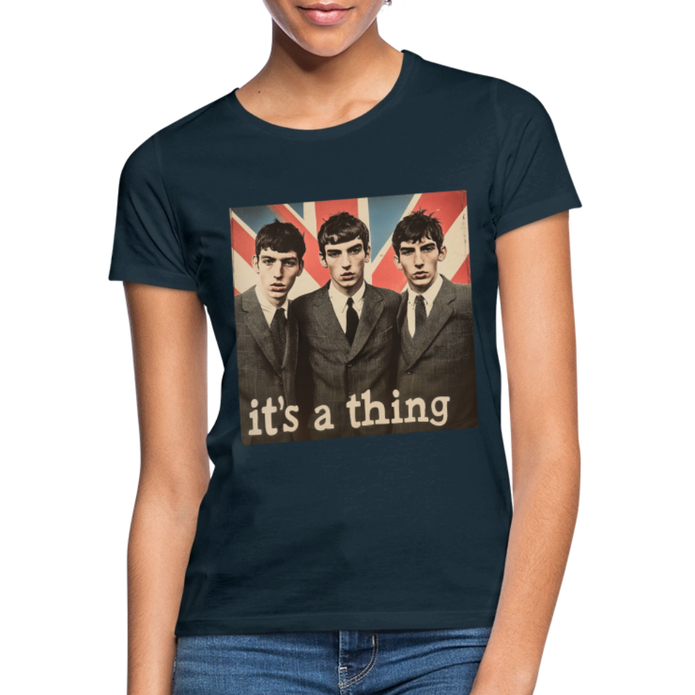 British, Bold & Unapologetic, T-shirt dam - marinblå