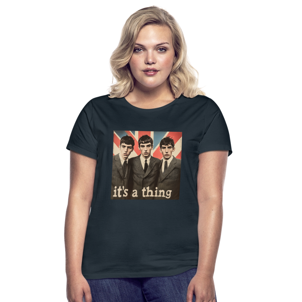 British, Bold & Unapologetic, T-shirt dam - marinblå