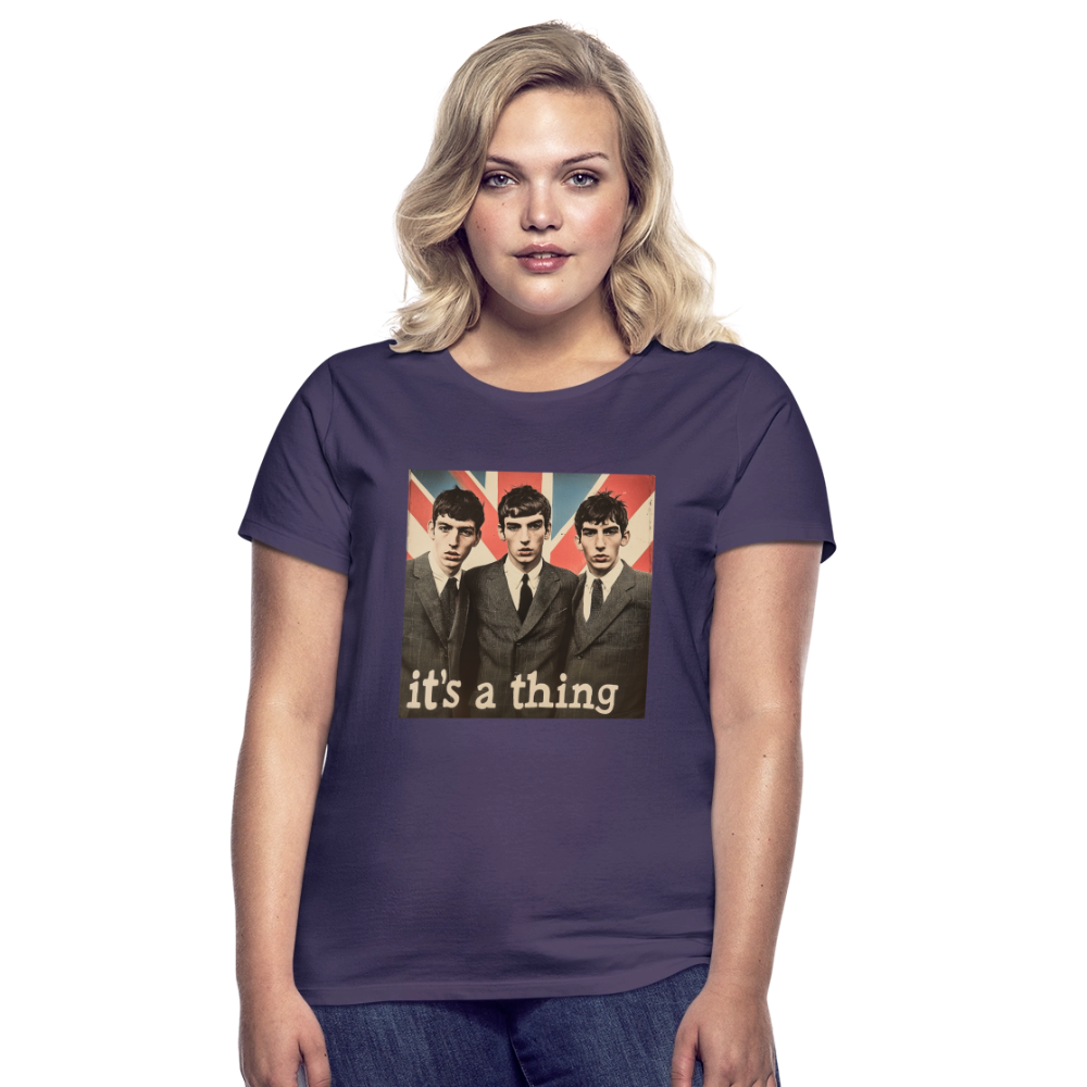 British, Bold & Unapologetic, T-shirt dam - mörklila