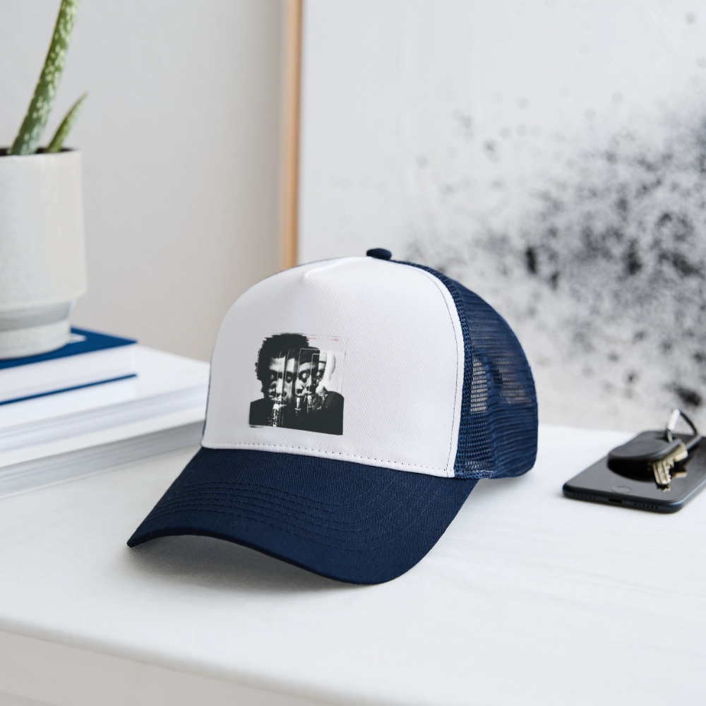 Between Breaths, Trucker Cap - vit/marinblå