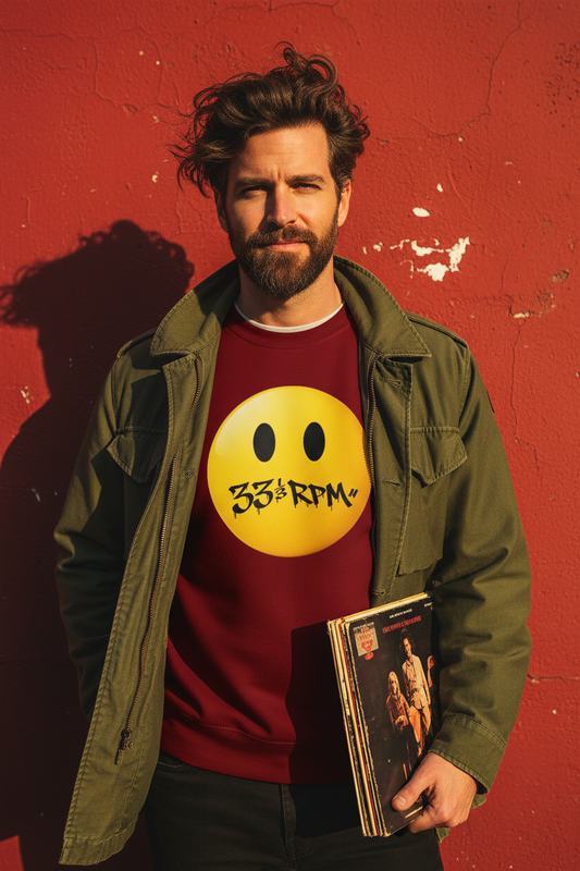 Varför B-sidan alltid är bättre - man med Turntable Grin sweatshirt och LP-skivor.
