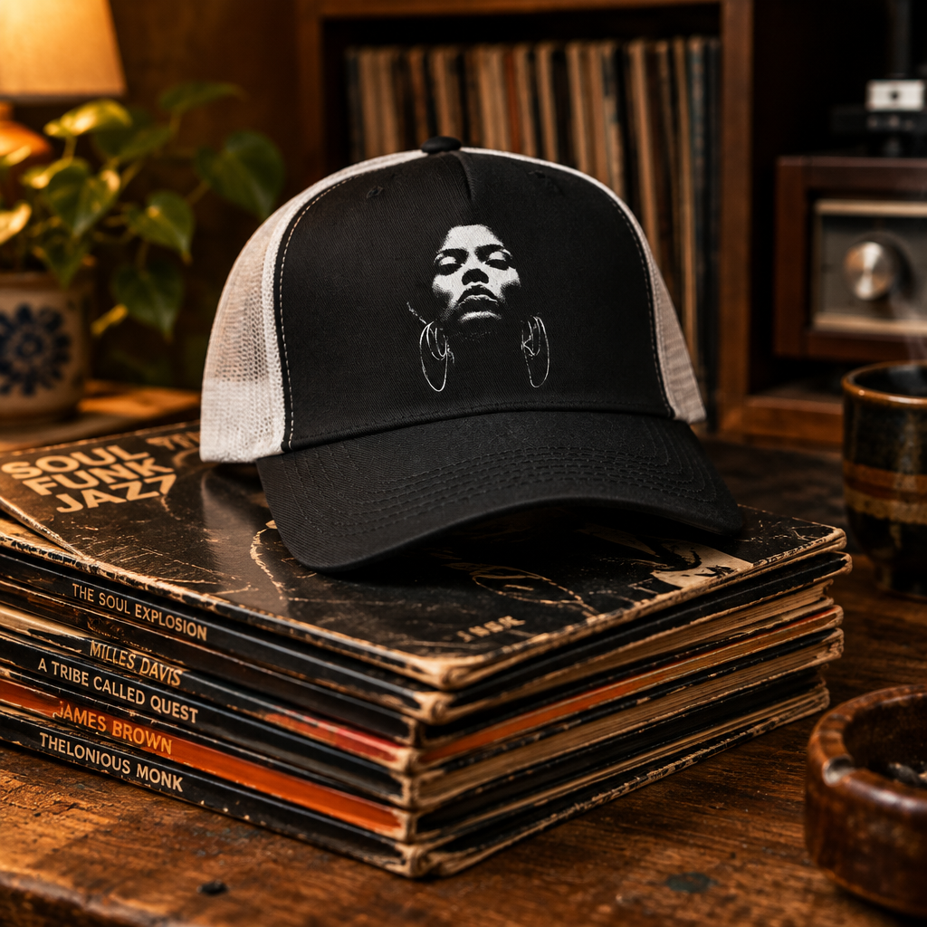 Beat Goddess Trucker Cap, på en trave med soul, funk och jazz LP-skivor -  Acceso 