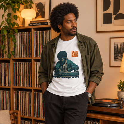 Beats and bars T-shirt vit, lifestyle, på modell i hemmet med skivor och skivspelare 