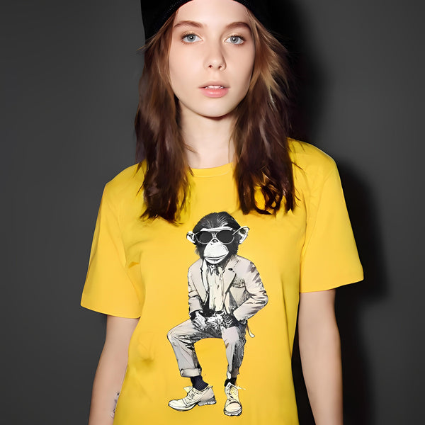 Kvinna i Mod Monkey t-shirt gul — schimpans i mod-inspirerad kostym och solglasögon, retro musikkultur streetwear från Acceso.