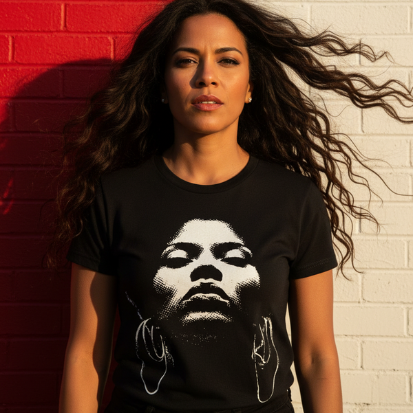 Beat Goddess T-shirt unisex svart, livsstilsbild med kvinna mot rödvit tegelvägg 