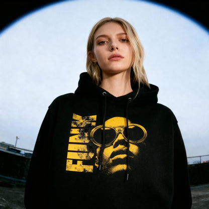 Kvinna som bär Funk Eternal hoodie svart - funkmusik streetwear utomhus