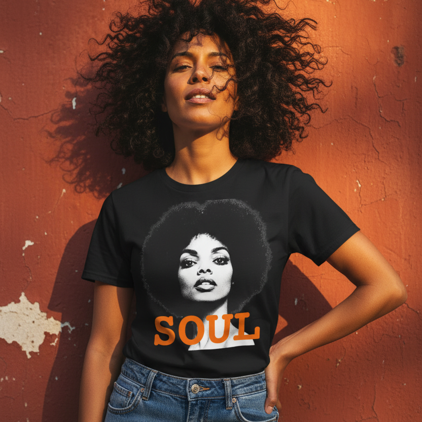 Soul PWR T-shirt unisex i svart – livsstilsfoto med Soul-tryck mot röd vägg
