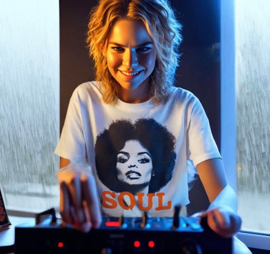 Soul PWR T-shirt unisex i vit – livsstilsfoto med kvinna vid DJ-bord
